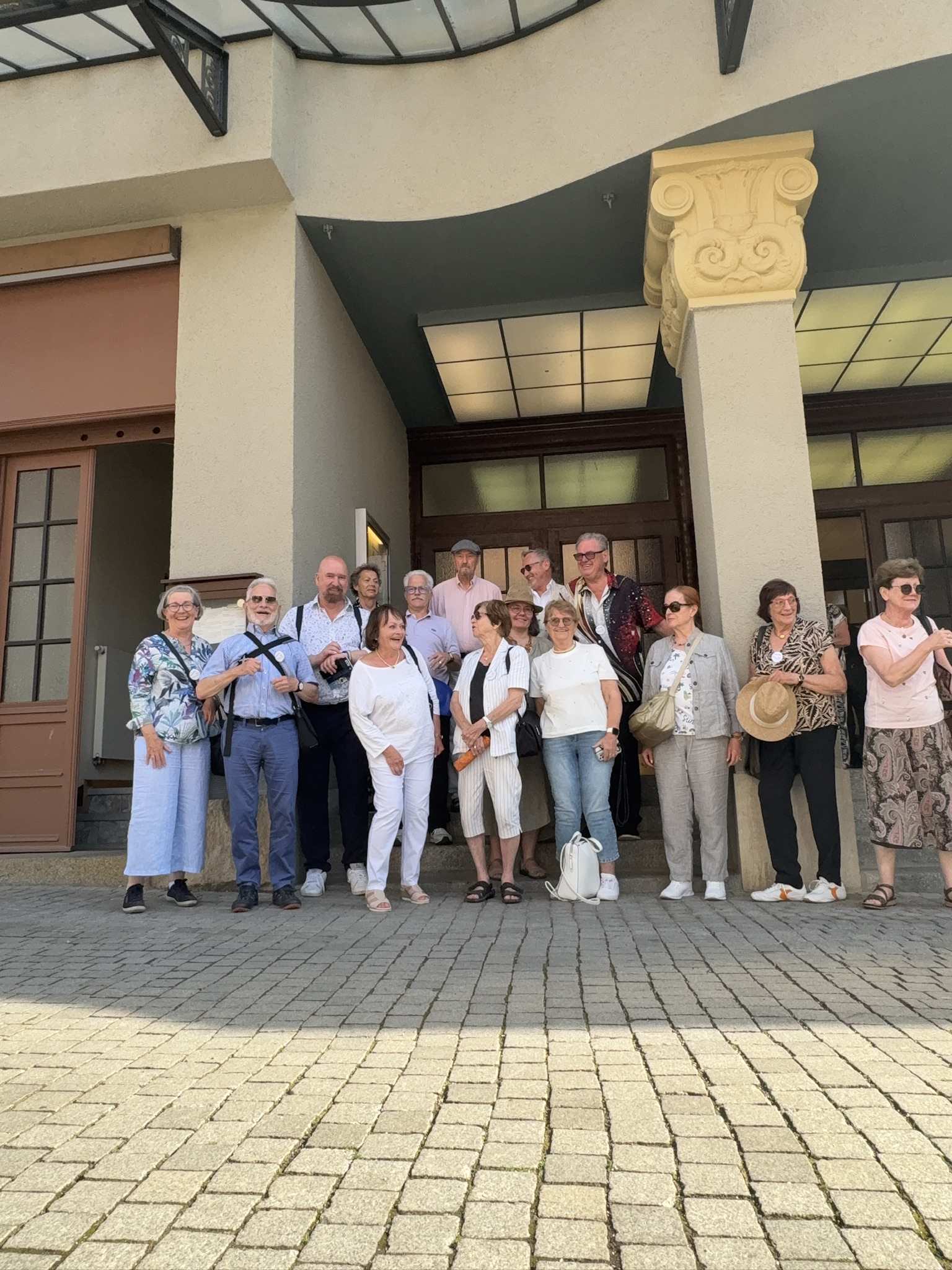 Reisegruppe vor der Musikalischen Komödie in Leipzig