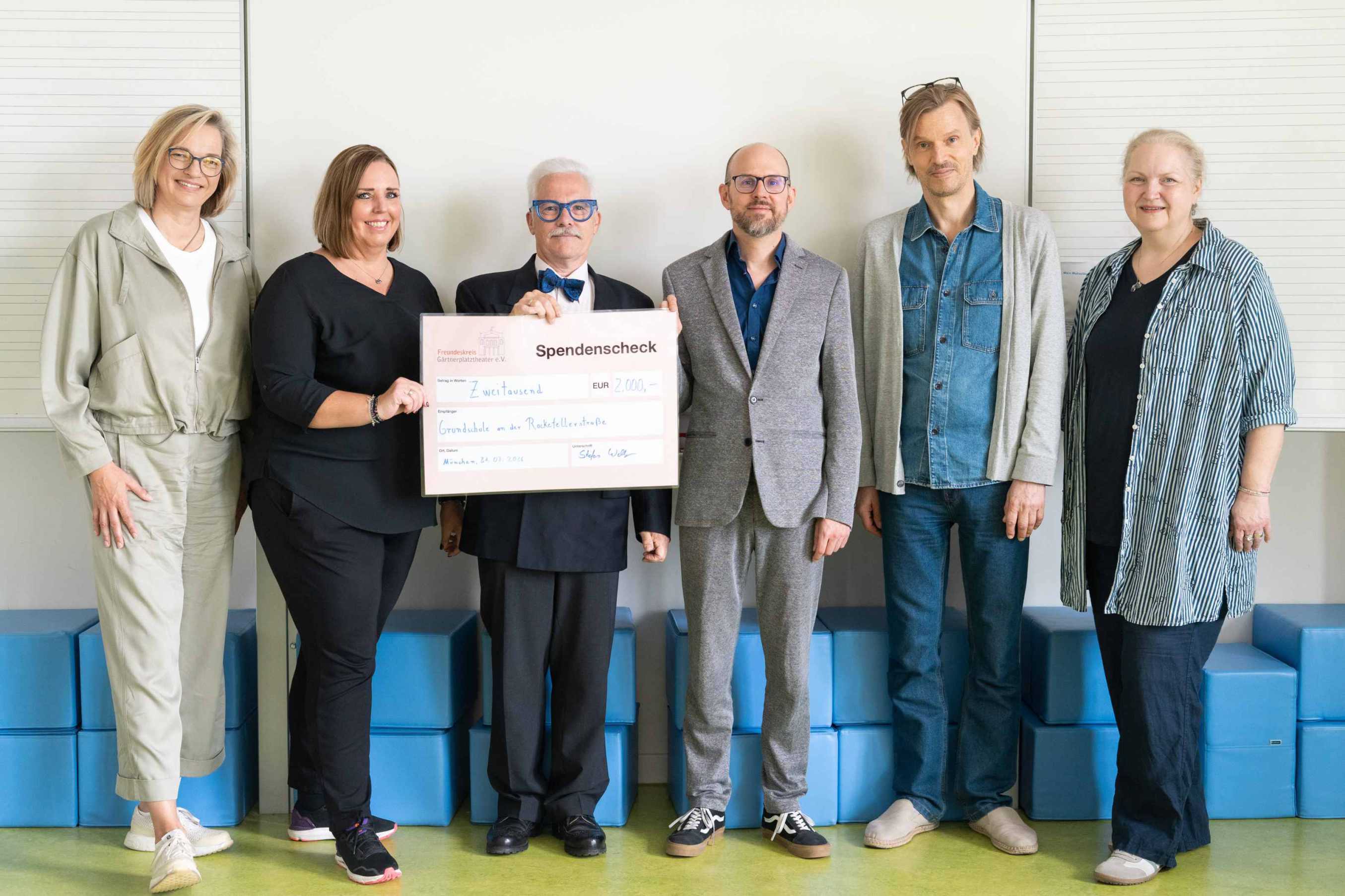 Übergabe des Spendenschecks an die Grundschule an der Rockefellerstraße