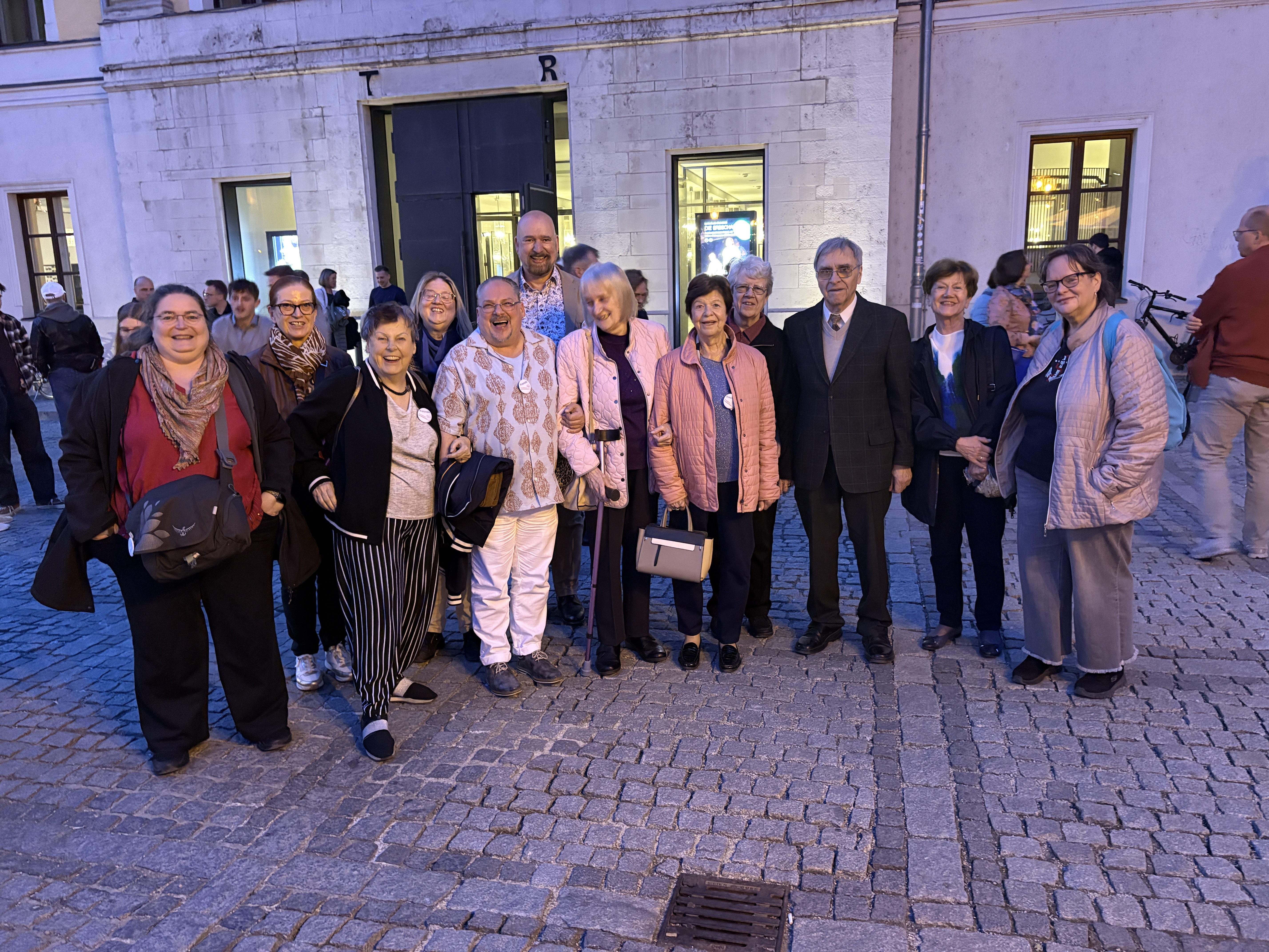 Freundinnen und Freunde des Gärtnerplatztheaters vor dem Theater Regensburg