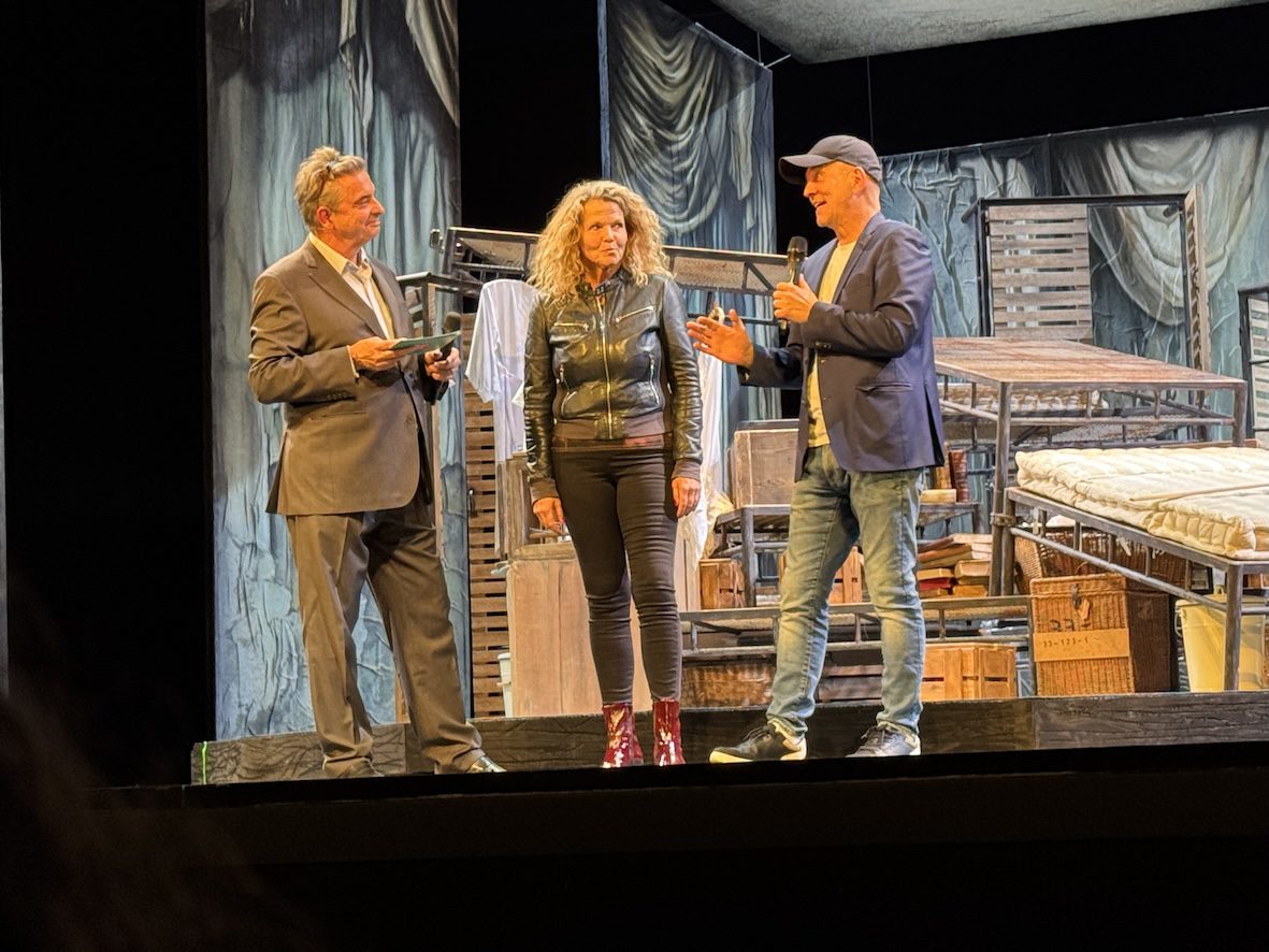 Der Moderator Christoph Wagner-Trenkwitz unterhält sich mit der Komponistin Johanna Doderer und Staatsintendant Josef E. Köpplinger, der auch Regie führt, über den Entstehungsprozess der Oper